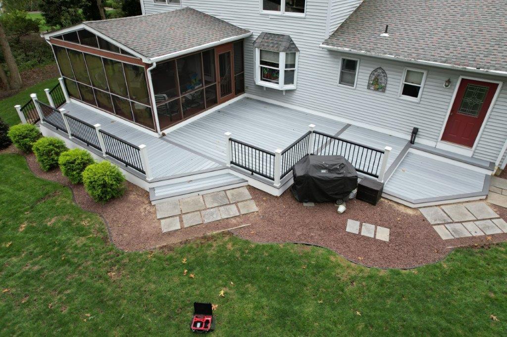 Tabernacle Deck, Trex enhance naturals Foggy W…d Lineage Island Mist, Charcoal and White Railings