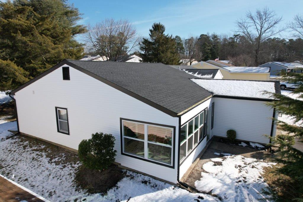 Leisuretowne GAF Charcoal, Certainteed Colonial White